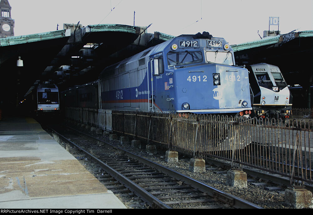 MNCR 4912 backs into the station